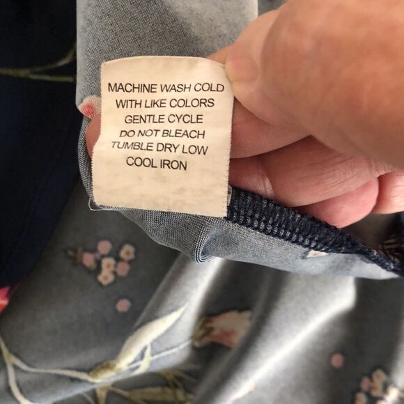 Moa Moa Floral Top size L Navy gently used - Picture 5 of 5